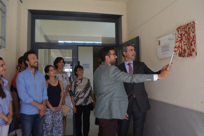 Imagen de Álvaro Gutiérrez y Luis Martín descubriendo la placa conmemorativa