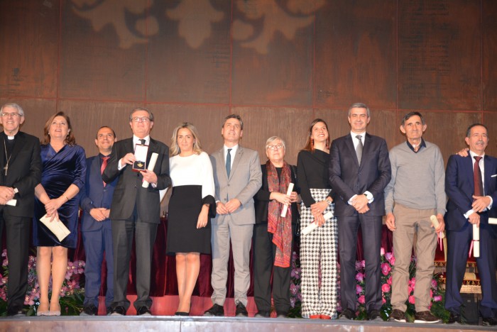 Álvaro Gutiérrez junto a los toledanos y toledanas distinguidos hoy en el acto institución