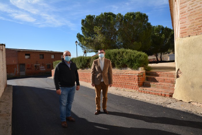 Imagen de Fernando Muñoz y el alcalde de Palomeque en la recién asfaltada calle La Iglesia