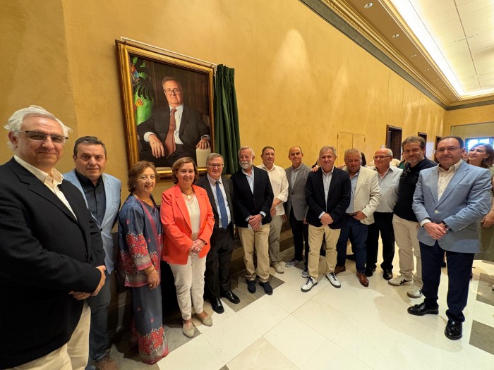 Imagen de García-Tizón con su equipo de Gobierno y Concepción Cedillo