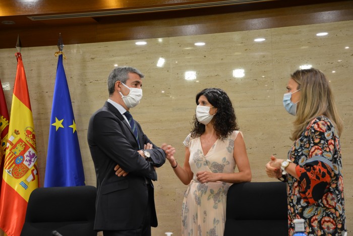 Imagen de Álvaro Gutiérrez con Josefina Navarrete y María Jesús Merino antes de iniciarse la comisión