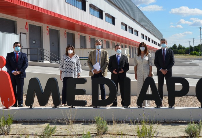 Foto de familia en la entrada de la empresa Mediapost Directia en Yeles