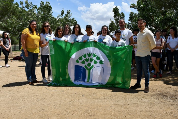 Entrega banderas verdes colegios