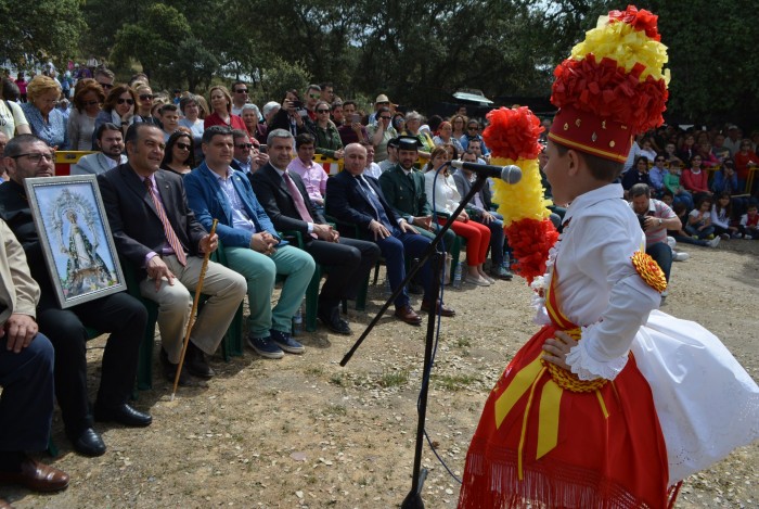Imagen de El presidente de la Diputación presenciando el baile de sargentos y danzantes