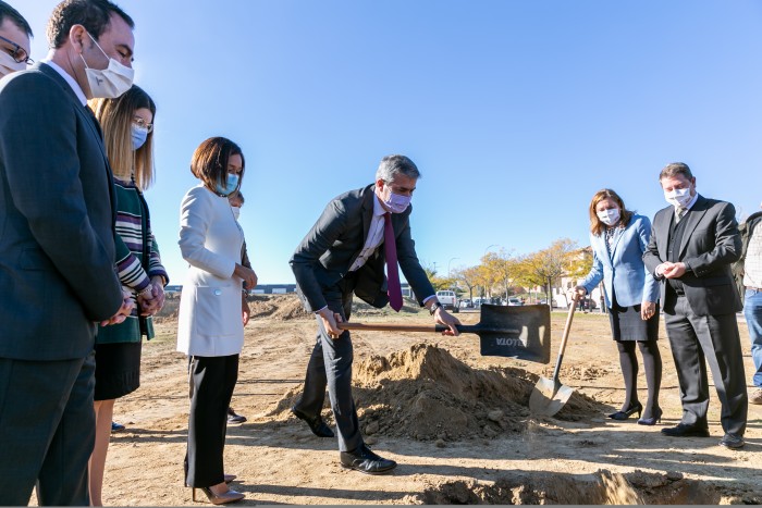 Imagen de Álvaro Gutiérrez en el simbólico acto de colocación de la primera piedra del instituto de Olías