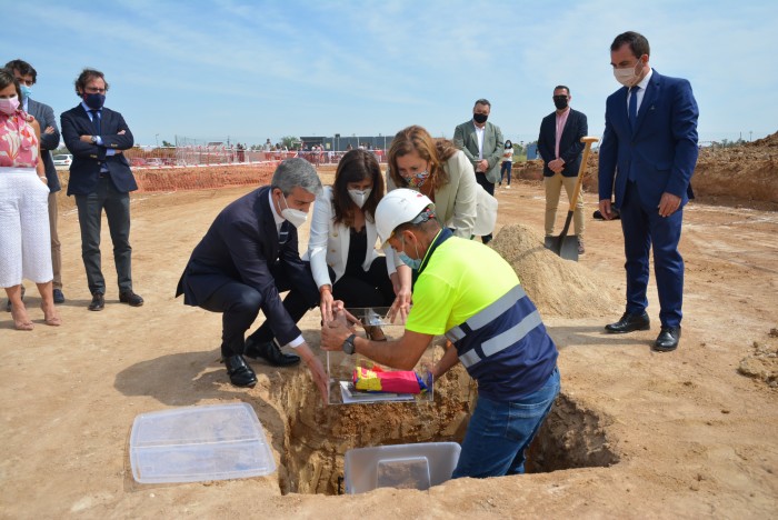 Imagen de Álvaro Gutiérrez, Rosana Rodríguez y María José Ruiz colocando la primera piedra de IESO de Yeles