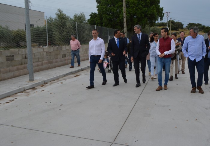 Imagen de Álvaro Gutiérrez junto al alcalde de Mejorada recorriendo la calle Segurilla