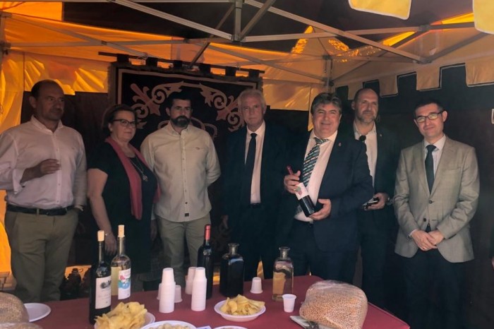 En uno de los stand de la feria del vino de Montearagón