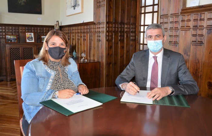 Imagen de Álvaro Gutiérrez y Tita García Élez renovando colaboración de Diputación y Ayuntamiento de Talavera