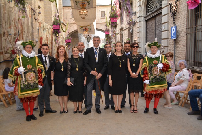 Imagen de Miembros del Equipo de Gobierno en la bajada a la Catedral