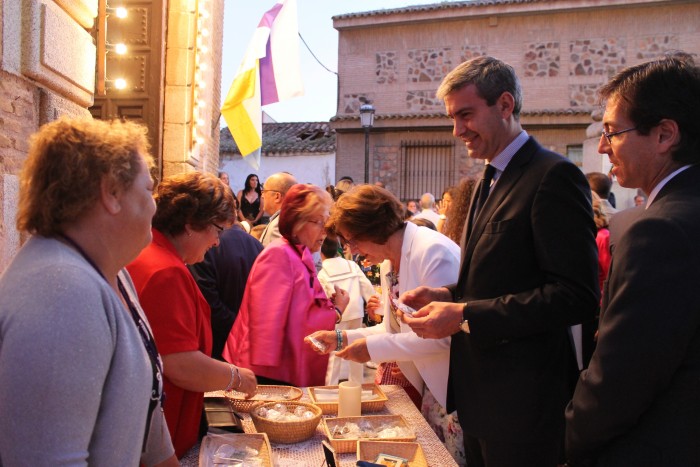 Imagen de Álvaro Gutiérrez con las responsables de la Hermandad del Cristo de las Aguas de Nambroca