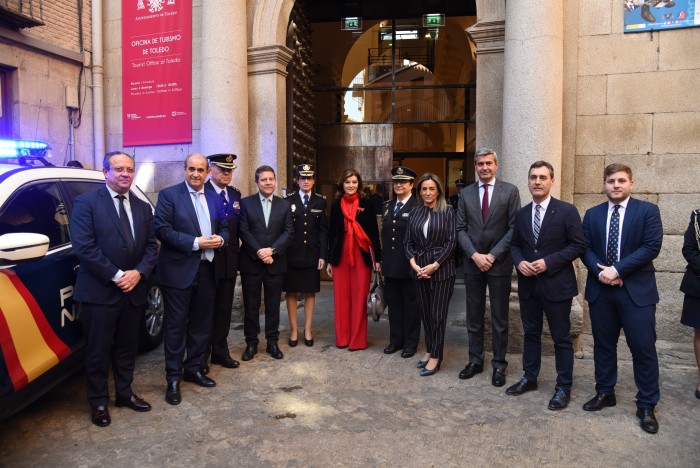 Imagen de Álvaro Gutiérrez con las autoridades asistentes a la inauguración de la exposición