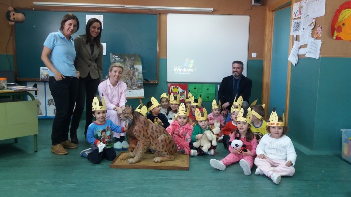 Imagen de Flora Bellón con los estudiantes de Ajofrín participantes en 