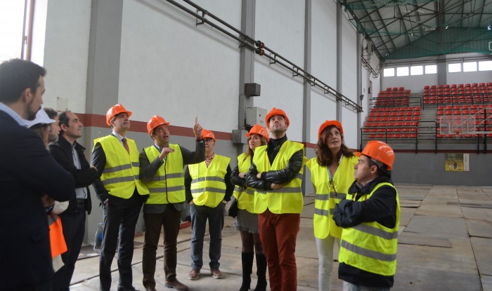 Álvaro Gutiérrez y Anastasio Arevalillo comprobando las obras del pabellón polideportivo