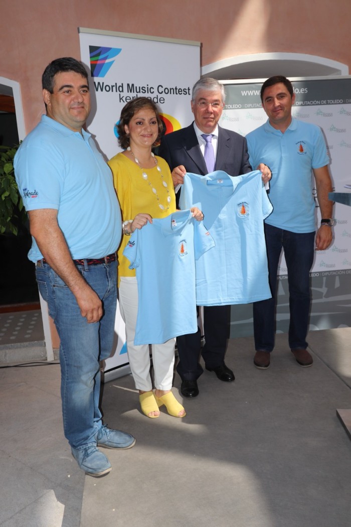 María Ángeles García y José Manuel Tofiño junto a los miembros de la 