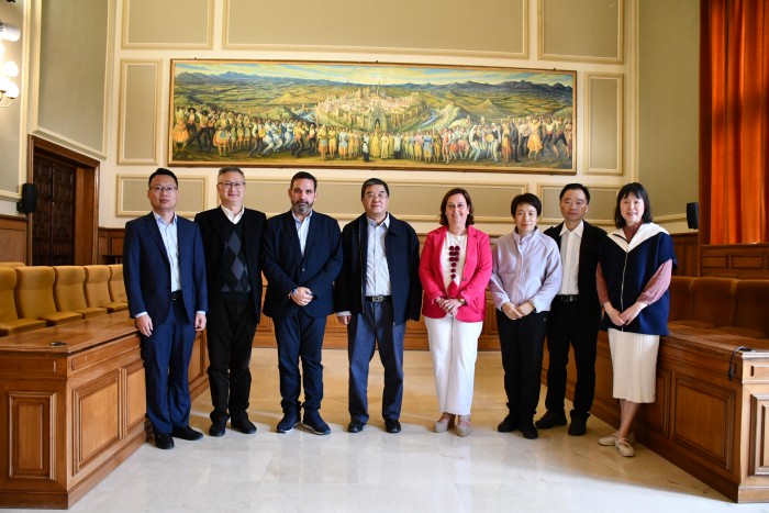 Imagen de Cedillo y Romera con la delegación china en el Salón de Plenos