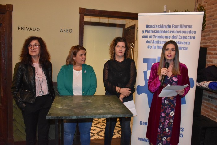 Ana Gómez con la alcaldesa de Talavera y la presidenta de TEA en la presentación del calendario