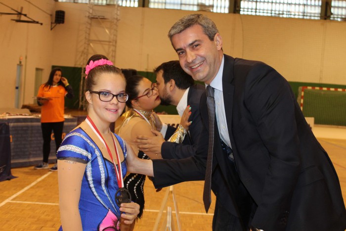 Imagen de Álvaro Gutiérrez en la entrega de medallas del campeonato de gimnasia rítmica