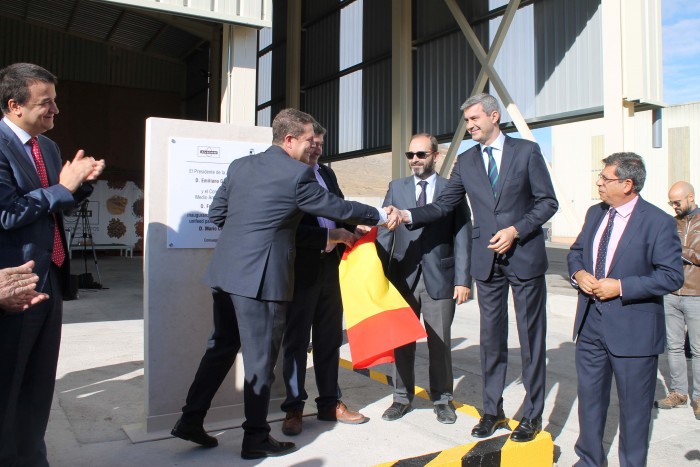 Imagen de Álvaro Gutiérrez se felicitan por la inauguración de la ampliación de AVICÓN en Consuegra