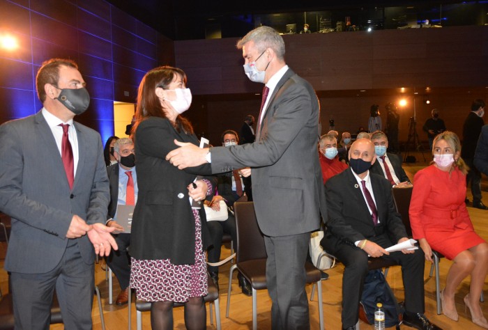 Imagen de Álvaro Gutiérrez saluda a la directora general del libro