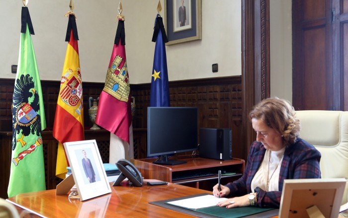 Imagen de La presidenta de la Diputación de Toledo firma la declaración institucional