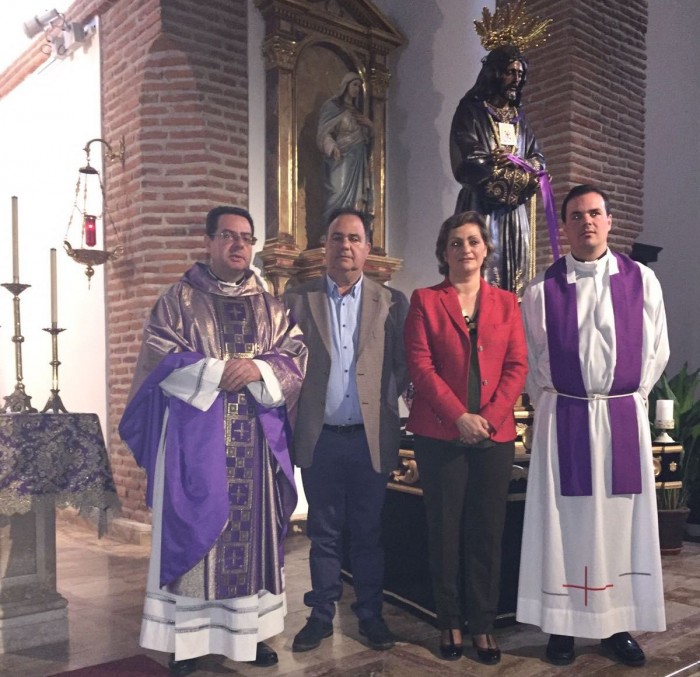 María Ángeles García y José Luís Fernández en la parroquia de Belvís de la Jara