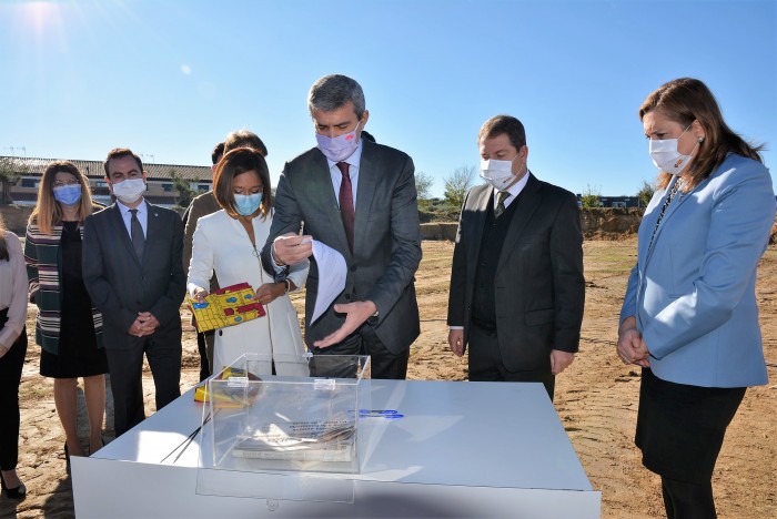 Imagen de Álvaro Gutiérrez introduciendo el acta en la urna conmemorativa