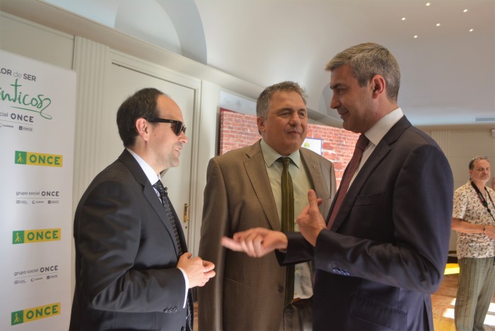 Imagen de Álvaro Gutiérrez charlando con los responsables de la ONCE Castilla-La Mancha