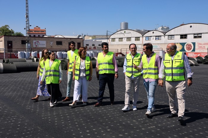 Cedillo visita las obras del nuevo campo de fútbol de Torrijos