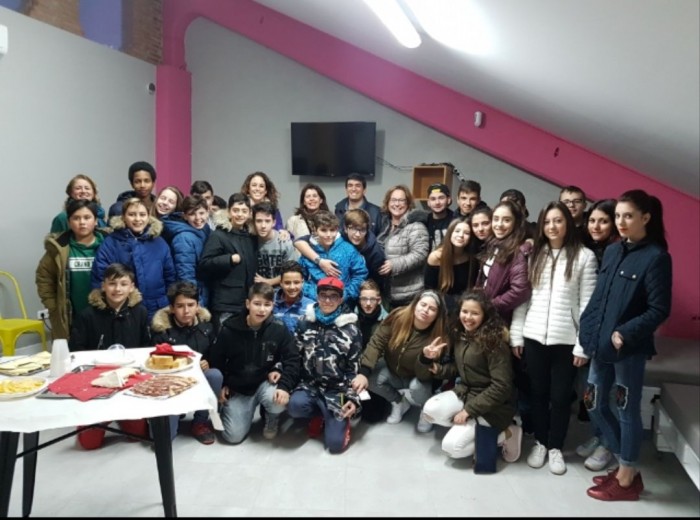 Imagen de Élvira Manzaneque con los jóvenes de Casarrubios del Monte en el nuevo centro juvenil