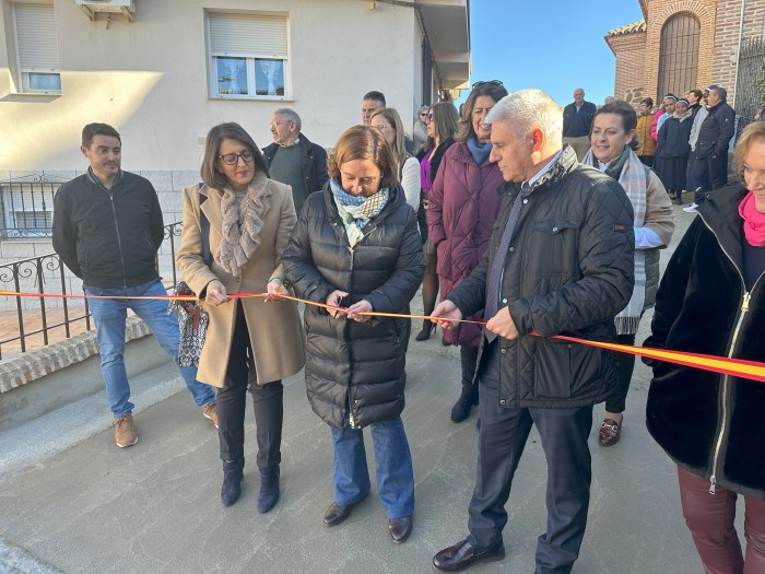 Imagen de Cedillo corta la cinta inaugural en Urda