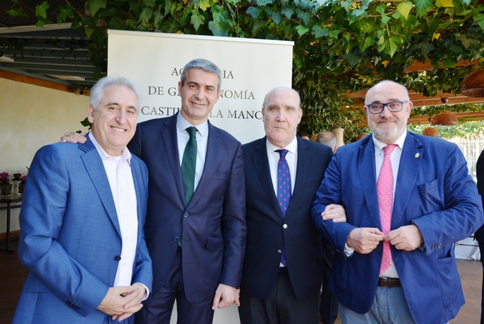 Imagen de Álvaro Gutiérrez con los miembros de la Academia de Gastronomía de Castilla-La Mancha