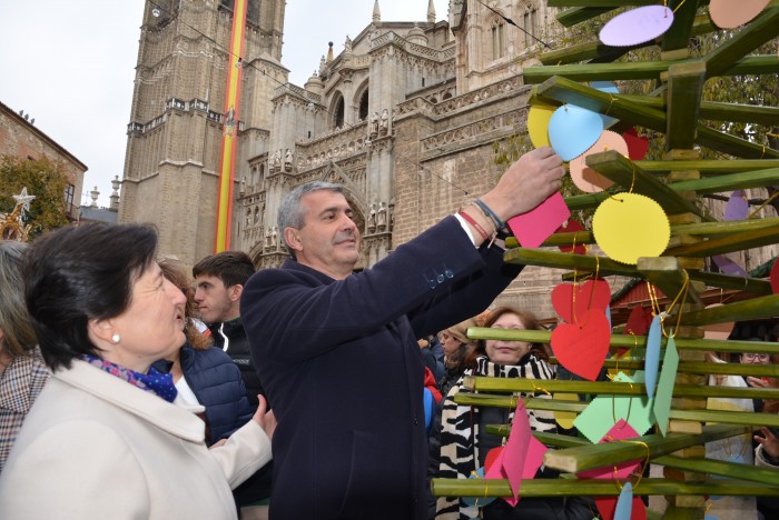 Álvaro Gutiérrez coloca su tarjeta en el árbol de los deseos
