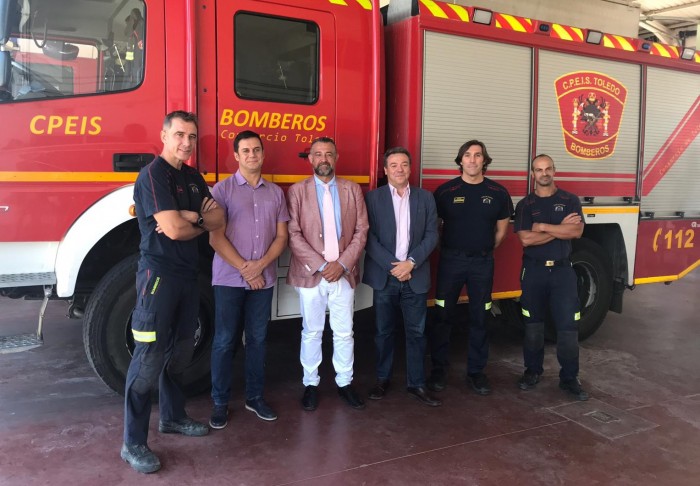 Imagen de Rafael Martín en un momento de la visita al parque de bomberos de Villacañas