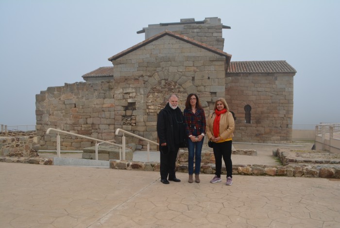Ana Gómez con el artista y la alcaldesa en Melque