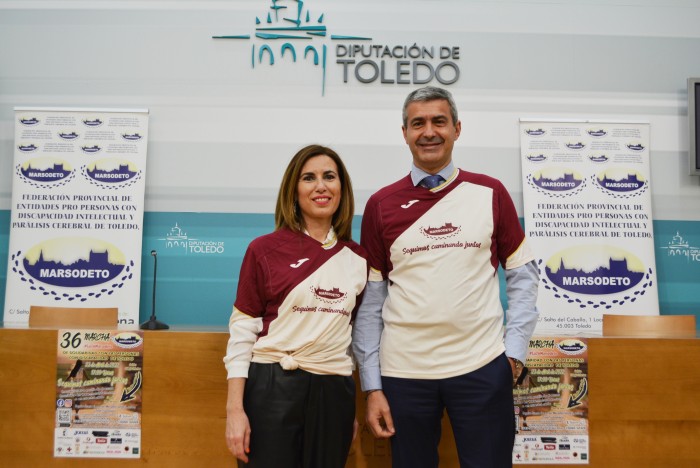 Álvaro Gutiérrez y Trinidad Escobar con las camisetas de la marcha