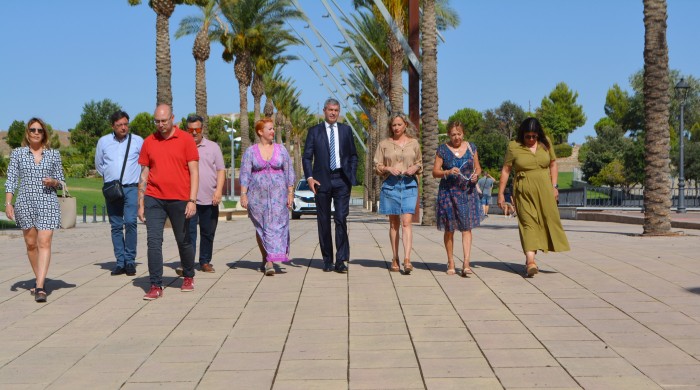 Álvaro Gutiérrez con la alcaldesa en el parque María Audena