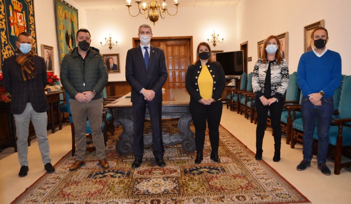 Imagen de Álvaro Gutiérrez con representantes del Club de Fútbol Talavera y la alcaldesa y concejales