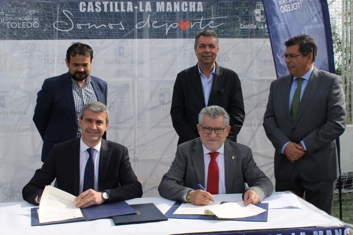 Imagen de Álvaro Gutiérrez y Ángel Felpeto firman el convenio de colaboración