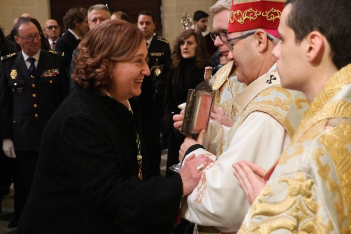 Imagen de La presidenta saluda al Arzobispo de Toledo tras la Misa de San Ildefonso