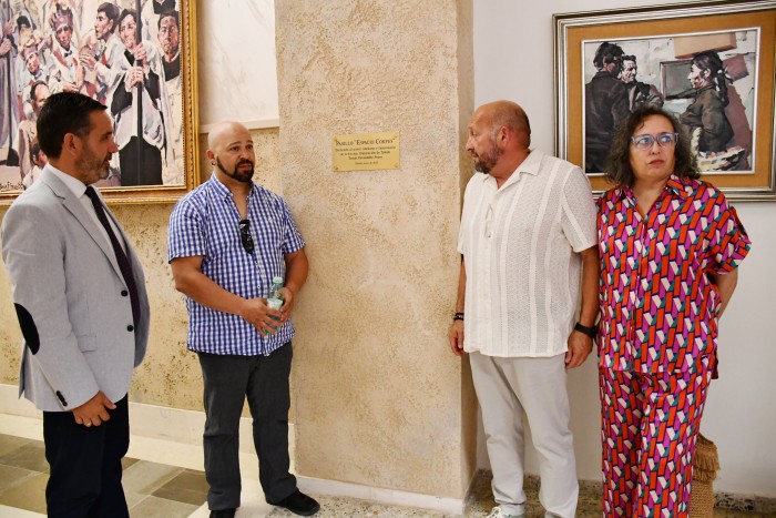Imagen de  Joaquín Romero con la familia de Tomás Peces en la Galería Espacio Corpus