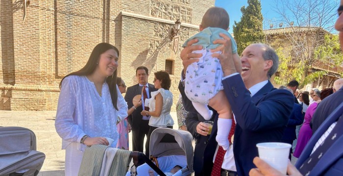  Daniel Arias con un bebe en un municipio toledano