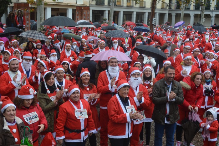 Imagen de Álvaro Gutiérrez en la animada fiesta de la plaza de España de Torrijos