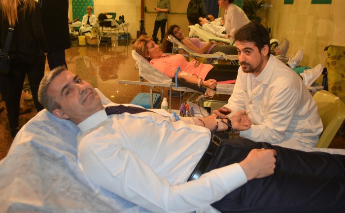 Álvaro Gutiérrez donando sangre en el Maratón de Donación de la SER y la Hermandad de Donantes