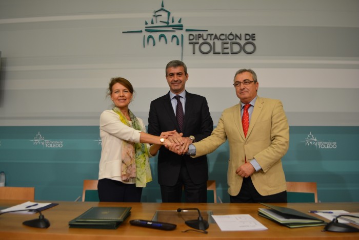 Imagen de Álvaro Gutiérrez, Aurelia Sánchez y Juan Carlos Santos tras la firma del convenio de colaboración