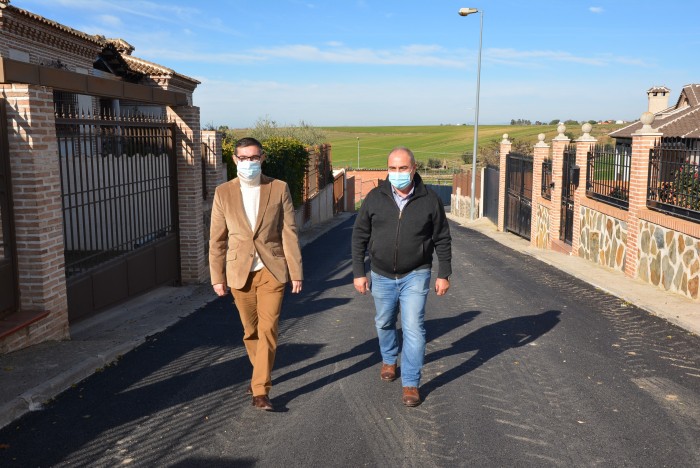 Imagen de Fernando Muñoz y Juan de Dios Pérez recorriendo las obras de la calles El Calvario