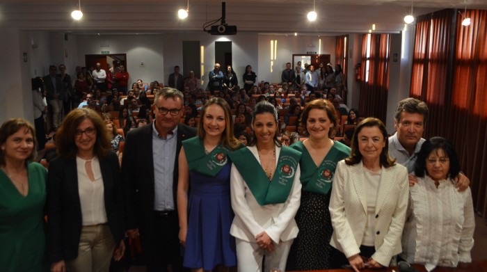 Imagen de Con las dos alumnas graduadas este curso