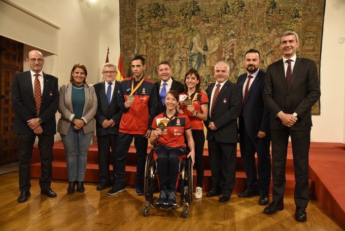 Imagen de Álvaro Gutiérrez con los campeones del Mundo de Kárate en la recepción en el palacio de Fuensalida