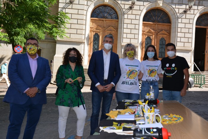 Imagen de Álvaro Gutiérrez con Rocío Rodríguez, Maximiliano Muñoz y los voluntarios de la Asociación Adelante