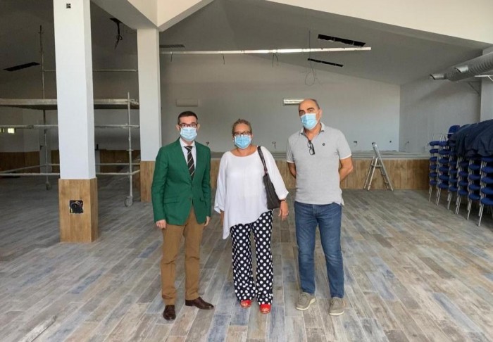 Imagen de Fernando Muñoz y Cristina del Álamo en un momento de la visita a las obras del centro social